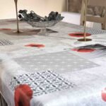 Protège-table GOMGOM Pavots – motif coquelicots rouges sur fond effet béton gris, antidérapant et imperméable, largeur 140 cm