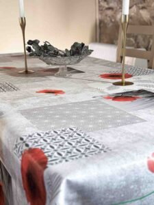 Protège-table GOMGOM Pavots – motif coquelicots rouges sur fond effet béton gris, antidérapant et imperméable, largeur 140 cm