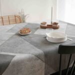 Protège-table GOMGOM Amas – motif effet béton minéral et lignes géométriques, antidérapant et imperméable, largeur 140 cm