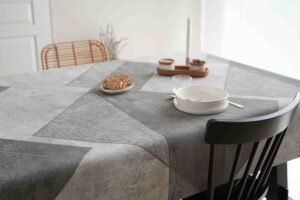 Protège-table GOMGOM Amas – motif effet béton minéral et lignes géométriques, antidérapant et imperméable, largeur 140 cm