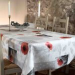 Protège-table GOMGOM Pavots – motif coquelicots rouges sur fond effet béton gris, antidérapant et imperméable, largeur 140 cm