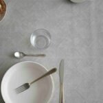 Protège-table GOMGOM Harmony Beige – motif chevrons subtils sur fond beige minéral, antidérapant et imperméable, largeur 140 cm