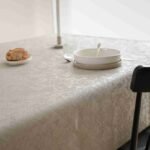 Protège-table GOMGOM Harmony Beige – motif chevrons subtils sur fond beige minéral, antidérapant et imperméable, largeur 140 cm