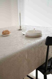 Protège-table GOMGOM Harmony Beige – motif chevrons subtils sur fond beige minéral, antidérapant et imperméable, largeur 140 cm