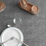 Protège-table GOMGOM Harmony Grey 140 cm – gris anthracite motif chevrons, antidérapant, résistant aux taches et aux chocs thermiques, au mètre ou sur mesure toutes formes