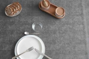 Protège-table GOMGOM Harmony Grey 140 cm – gris anthracite motif chevrons, antidérapant, résistant aux taches et aux chocs thermiques, au mètre ou sur mesure toutes formes