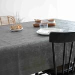 Protège-table GOMGOM Harmony Grey 140 cm – gris anthracite motif chevrons, antidérapant, résistant aux taches et aux chocs thermiques, au mètre ou sur mesure toutes formes
