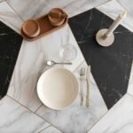 Protège-table GOMGOM Jaspe – motif marbré blanc, gris et noir effet pierre, antidérapant et imperméable, largeur 140 cm