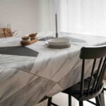 Protège-table GOMGOM Jaspe – motif marbré blanc, gris et noir effet pierre, antidérapant et imperméable, largeur 140 cm
