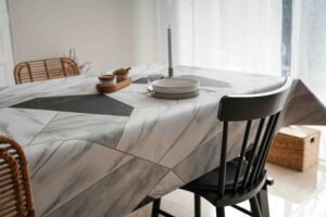 Protège-table GOMGOM Jaspe – motif marbré blanc, gris et noir effet pierre, antidérapant et imperméable, largeur 140 cm