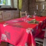 Nappe polyester sur mesure Auriane rouge – motifs floraux en patchwork rouge et blanc