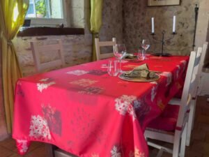 Nappe polyester sur mesure Auriane rouge – motifs floraux en patchwork rouge et blanc