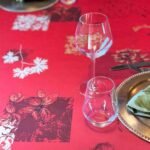 Nappe polyester sur mesure Auriane rouge – motifs floraux en patchwork rouge et blanc