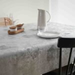 Protège-table GOMGOM Pretty Argent – design texturé gris argenté, antidérapant et imperméable, largeur 140 cm