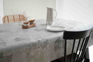 Protège-table GOMGOM Pretty Argent – design texturé gris argenté, antidérapant et imperméable, largeur 140 cm