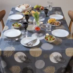 Toile cirée molletonné Feuillu Or – feuillages dorés et beiges sur fond gris foncé, OEKO-TEX®, largeur 140 cm