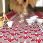  Nappe polyester sur mesure graphique Lustre rouge – motif géométrique rouge et gris