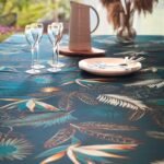 Nappe polyester sur mesure Vahina Bleu 180 cm – motif feuillage exotique bleu canard turquoise et doré, effet déperlant, toutes formes disponibles
