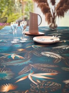 Nappe polyester sur mesure Vahina Bleu 180 cm – motif feuillage exotique bleu canard turquoise et doré, effet déperlant, toutes formes disponibles