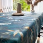 Nappe polyester sur mesure Vahina Bleu 180 cm – motif feuillage exotique bleu canard turquoise et doré, effet déperlant, toutes formes disponibles