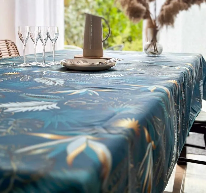 Nappe polyester sur mesure Vahina Bleu 180 cm – motif feuillage exotique bleu canard turquoise et doré, effet déperlant, toutes formes disponibles