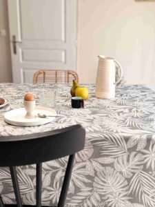 Nappe coton enduit Casopiea Gris – motif feuillage tropical blanc sur fond gris chiné