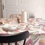 Nappe coton enduit Karma Terracotta – motif feuillage graphique terracotta, brun et safran sur fond beige