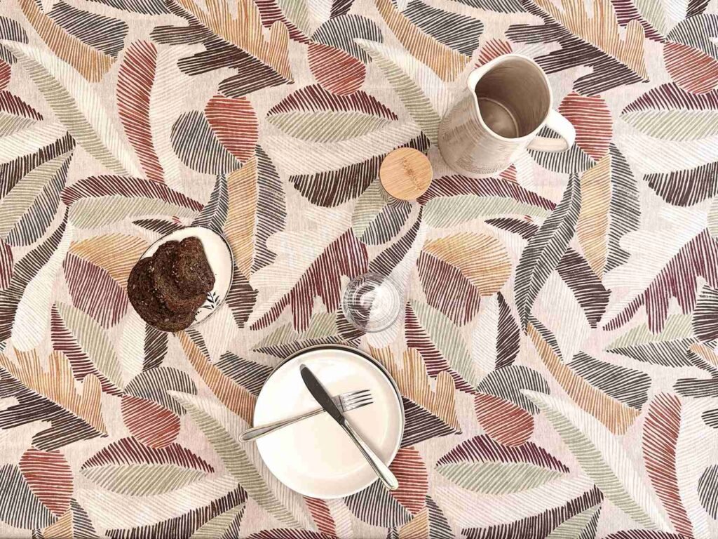 Nappe coton enduit Karma Terracotta – motif feuillage graphique terracotta, brun et safran sur fond beige