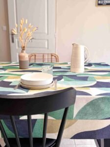 Nappe coton enduit Terax Green – motif abstrait géométrique vert sauge, bleu et beige sur fond ivoire