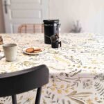 Nappe coton enduit Ulex – motif floral printanier jaune mimosa, vert sauge et lin sur fond beige