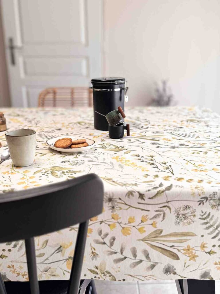 tissu coton enduit motif ulex sur table