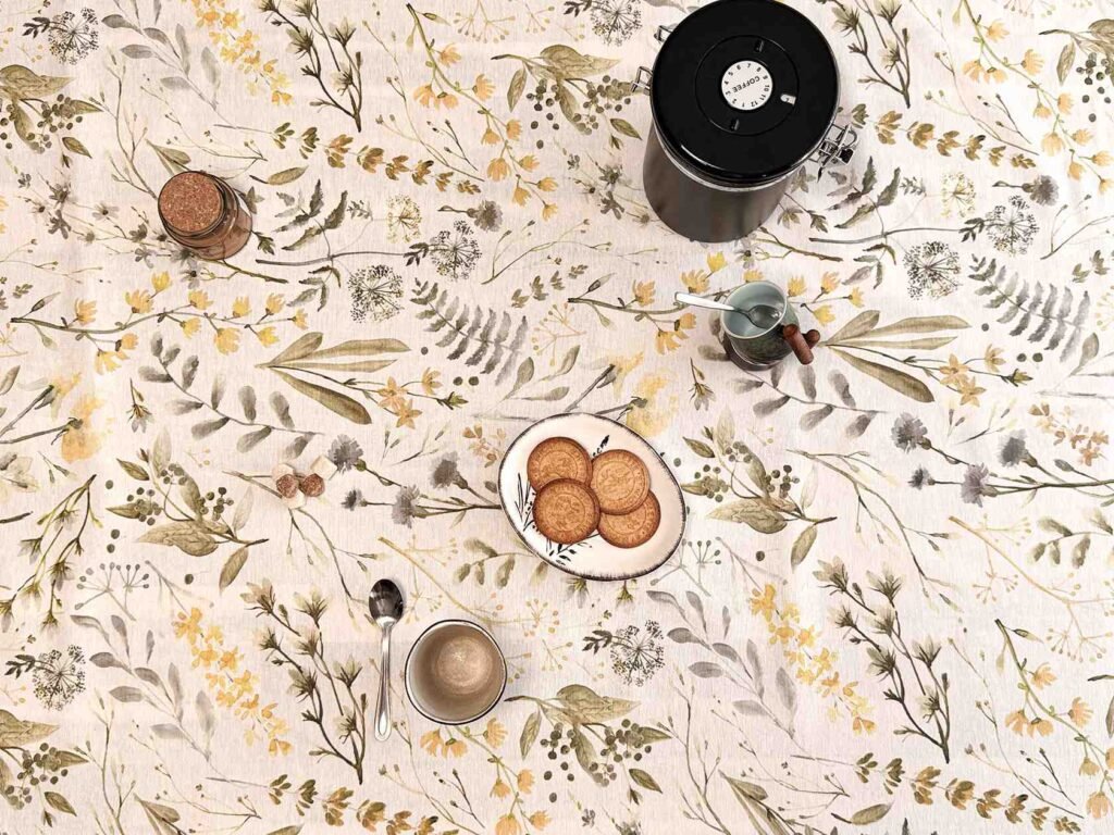 Nappe coton enduit Ulex – motif floral printanier jaune mimosa, vert sauge et lin sur fond beige
