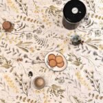 Nappe coton enduit Ulex – motif floral printanier jaune mimosa, vert sauge et lin sur fond beige