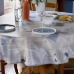 Toile cirée Bleu Azur 160 cm – motif patchwork marin bleu profond beige sable et blanc cassé, imperméable, vendue au mètre ou sur mesure toutes formes
