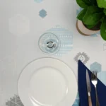 Toile cirée coton molletonné Free Time Bleu 160 cm – motif géométrique bleu gris et blanc, support molletonné, vendue au mètre ou sur mesure