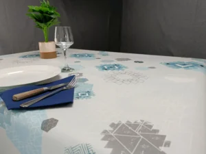 Toile cirée coton molletonné Free Time Bleu 160 cm – motif géométrique bleu gris et blanc, support molletonné, vendue au mètre ou sur mesure