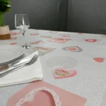Toile cirée molletonné Julie – motifs cœurs, dentelle et fleurs sur fond écru, OEKO-TEX®, largeur 140 cm