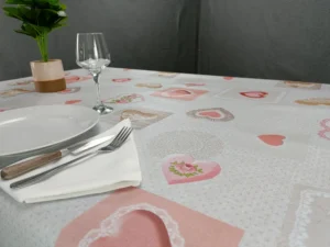 Toile cirée molletonné Julie – motifs cœurs, dentelle et fleurs sur fond écru, OEKO-TEX®, largeur 140 cm
