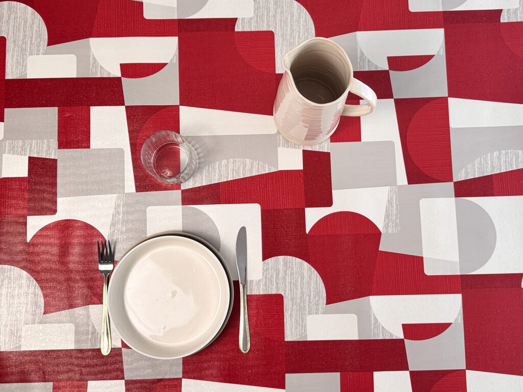 Toile cirée molletonné Nuance Rouge – motif géométrique rouge, beige et blanc, largeur 160 cm