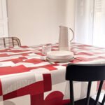 Toile cirée molletonné Nuance Rouge – motif géométrique rouge, beige et blanc, largeur 160 cm