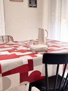 Toile cirée molletonné Nuance Rouge – motif géométrique rouge, beige et blanc, largeur 160 cm