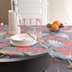 Toile cirée florale Emma Bleu – fleurs rouge corail et feuillages multicolores sur fond gris bleuté, largeur 140 cm
