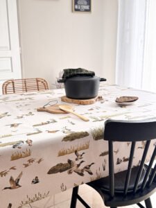 Toile cirée Étang – motif canards, roseaux et paysage lacustre, tons beige et vert olive, largeur 140 cm