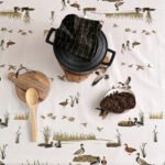 Toile cirée Étang – motif canards, roseaux et paysage lacustre, tons beige et vert olive, largeur 140 cm