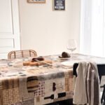  Toile cirée Taberne – motif cave à vin, fûts de chêne, bouteilles et tons beige bordeaux, largeur 140 cm