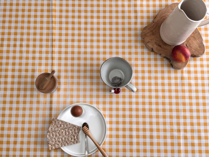Toile cirée Déco modèle Vichy jaune – Image 3