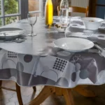 `Toile cirée Zoé Gris 160 cm – motif graphique pois lignes et dégradés en gris clair gris anthracite et blanc cassé, imperméable, vendue au mètre ou sur mesure toutes formes
