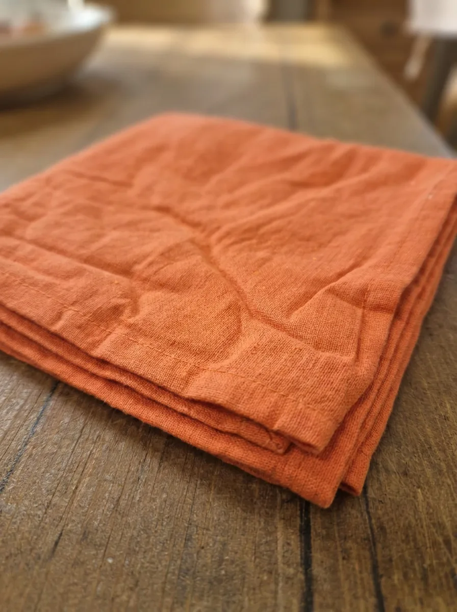 Détail tissu coton serviette de table paprika – ourlet renforcé 44x44 cm