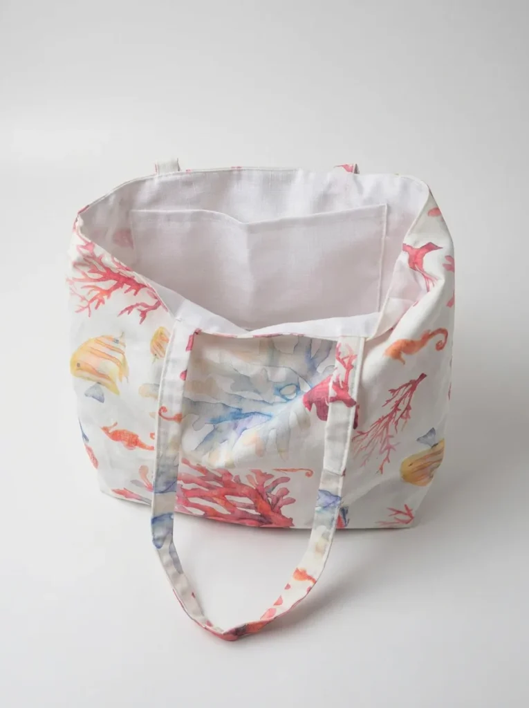 Tote bag artisanal coton enduit Anémone – motif marin coraux et poissons aquarellés, doublure polyester effet lin, anses longues porté épaule