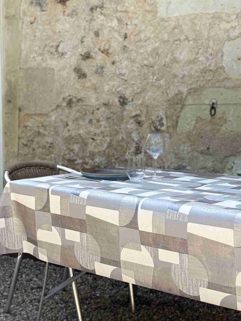 Toile cirée molletonné Nuance Gris 160 cm ou 140cm – motif géométrique camaïeu de gris taupe et beige, support coton molletonné, vendue au mètre ou sur mesure